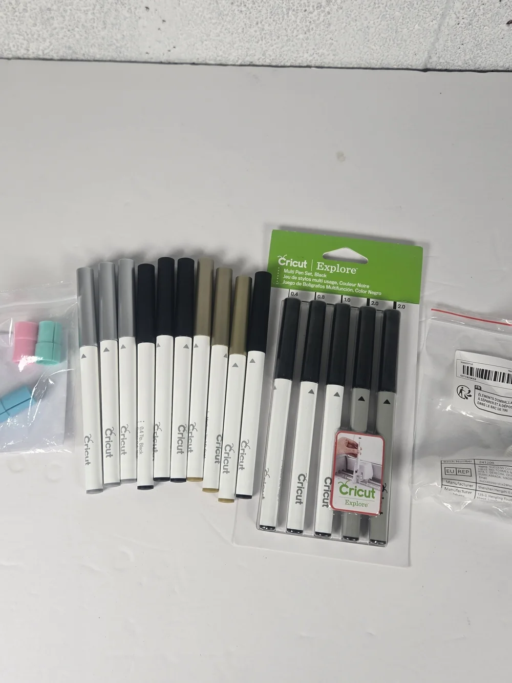 Cricut Explore Pens 15 Lot Black Gold Silver & Maker Universal Pen Holder